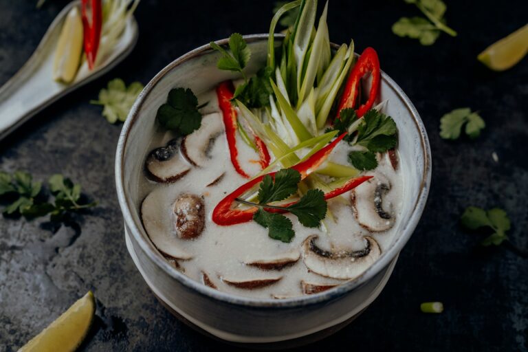 Tom Kha Gai – thailändische Hühnersuppe mit Kokosmilch