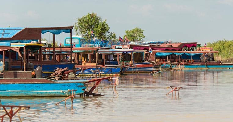 Bunte Schiffe am Tonle Sap