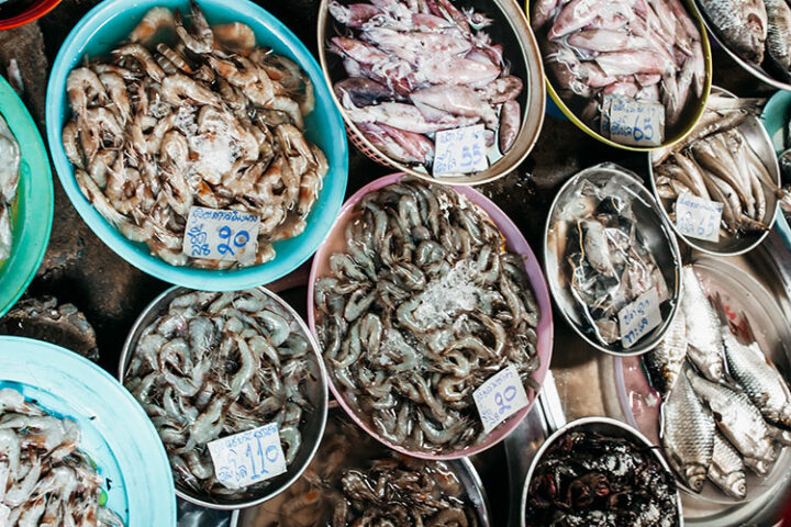 Essen auf dem Mae Klong Railway Market, Thailand