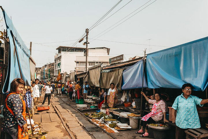 Mae Klong Railway Market – Thailands berühmter Eisenbahnmarkt