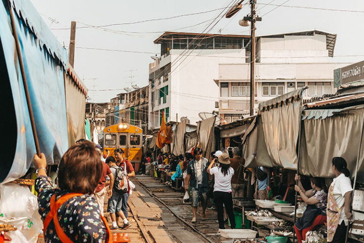 Mae Klong Railway Market – Thailands berühmter Eisenbahnmarkt