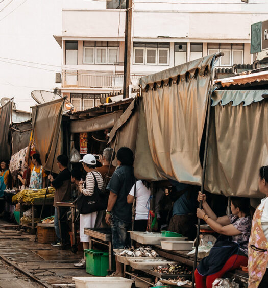 Mae Klong Railway Market – Thailands berühmter Eisenbahnmarkt