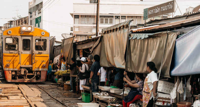 Mae Klong Railway Market – Thailands berühmter Eisenbahnmarkt