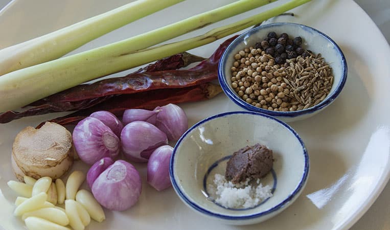 Zutaten für die Massaman Curry Paste