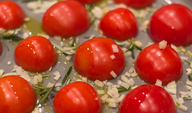 Tomaten mit Zwiebeln, Knoblauch und Rosmarin
