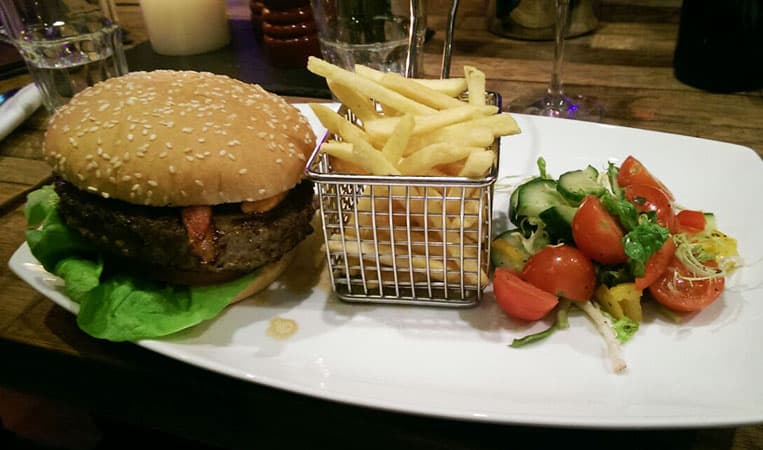 Lecker Burger in coolem Ambiente