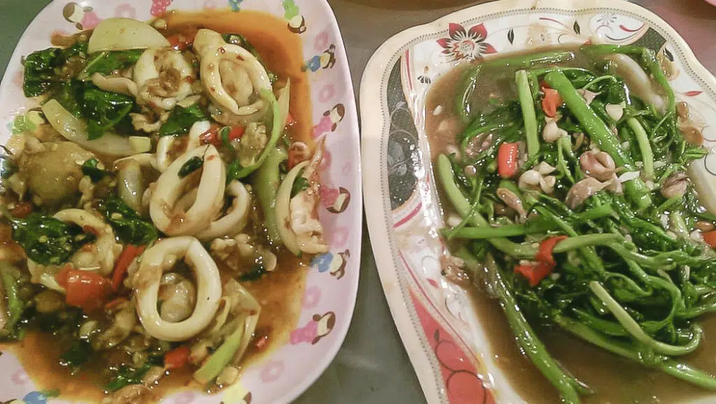 Tintenfische mit Chili und Wasserspinat