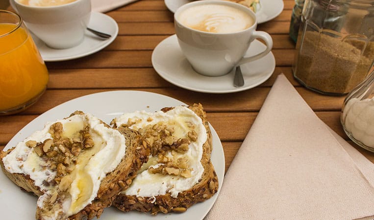 Vollkornbrot mit Ricotta, Honig und Walnüssen