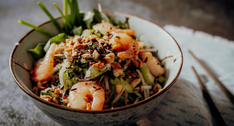 Vietnamesischer Glasnudelsalat mit Garnelen