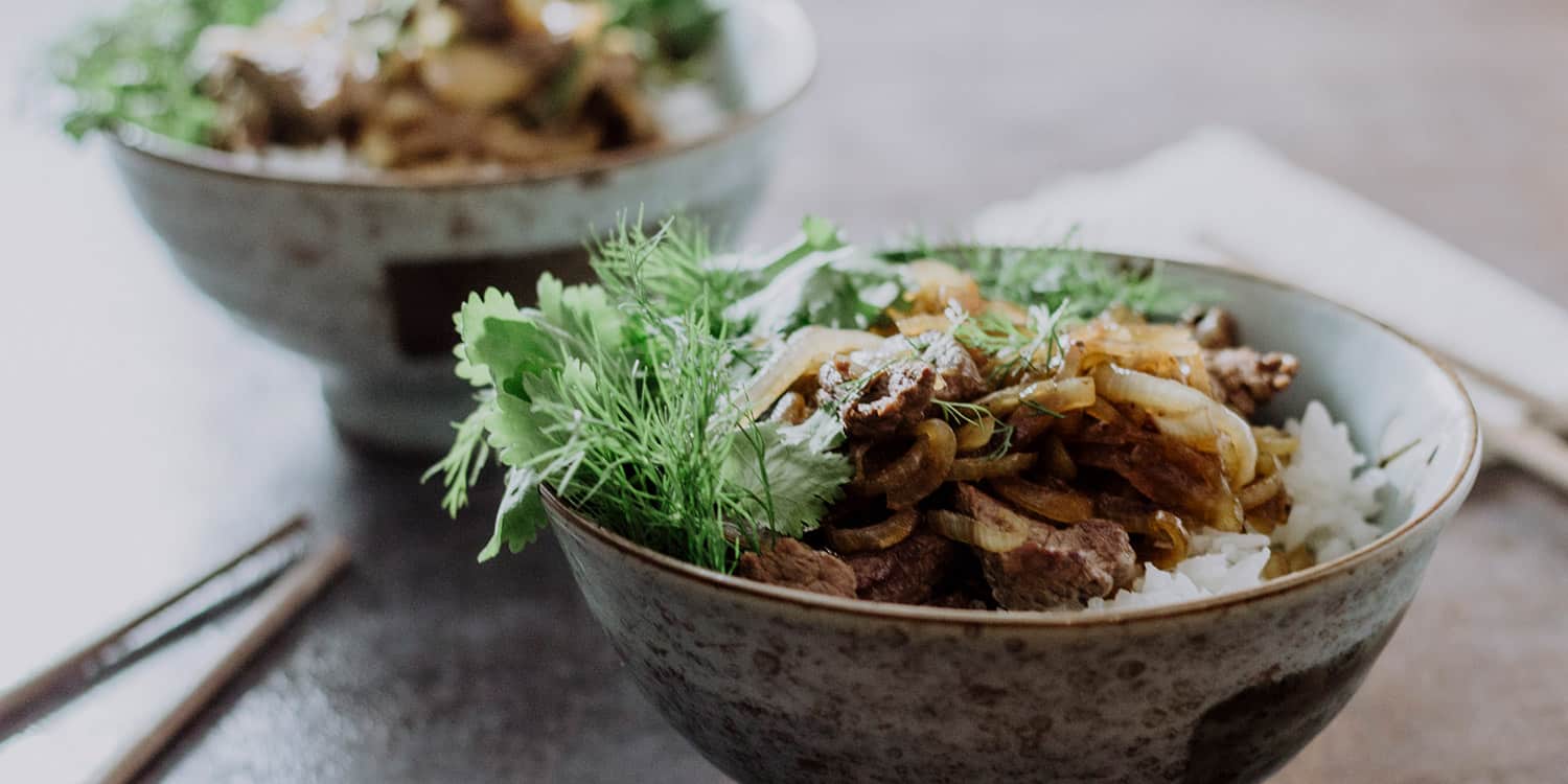 Vietnamesisches Rindfleisch mit Zwiebeln