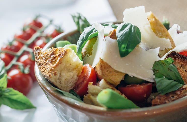 Panzanella, oder toskanischer Brotsalat, mit grünem Spargel und Tomaten. Leicht, lecker und wirklich ganz easy zuzubereiten.