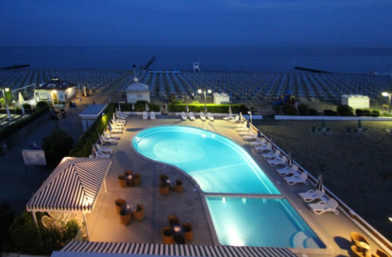 Der Pool des Hotel delle Mimose und der wundervolle Strand