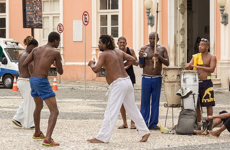 Männer beim Capoeira tanzen