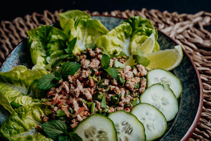 Larb Moo Rezept – pikanter Fleischsalat aus Thailand