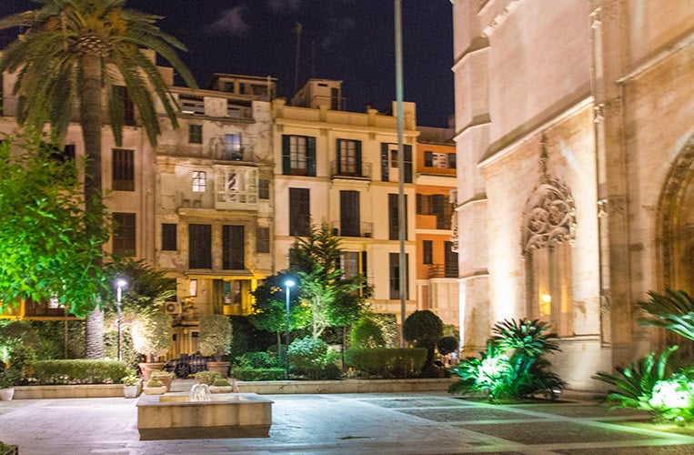 La Lonja bei Nacht