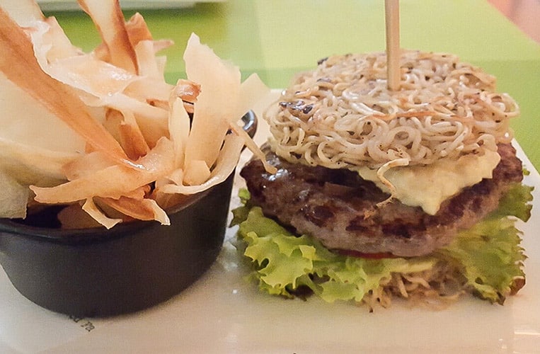 Sim Mie Burger mit Yucca Pommes