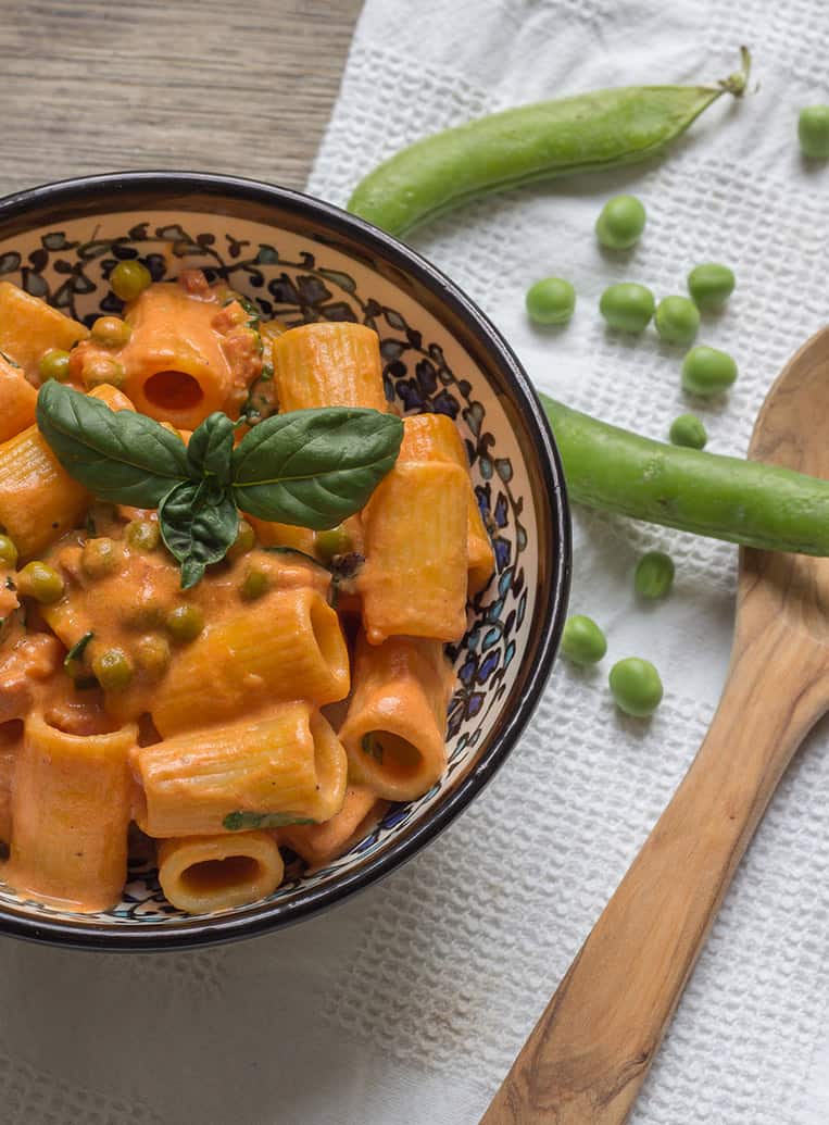 Mezze Rigatoni al sugo e piselli Rezept aus Italien Reisehappen