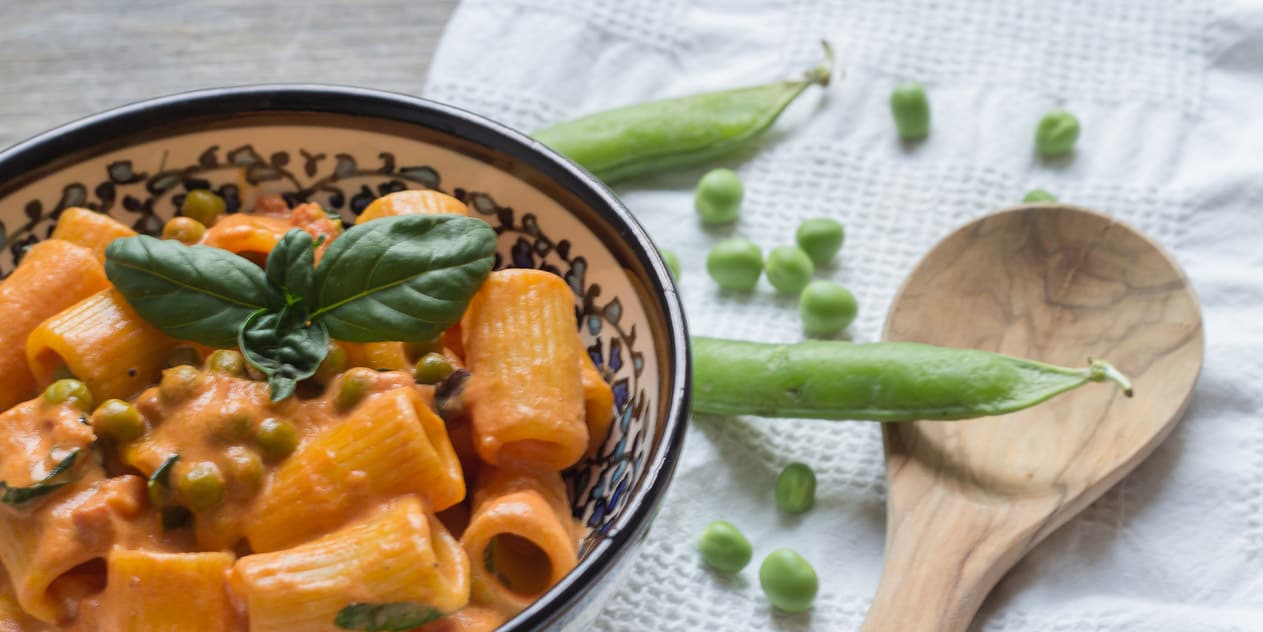 Mezze Rigatoni al sugo e piselli – Rezept aus Italien