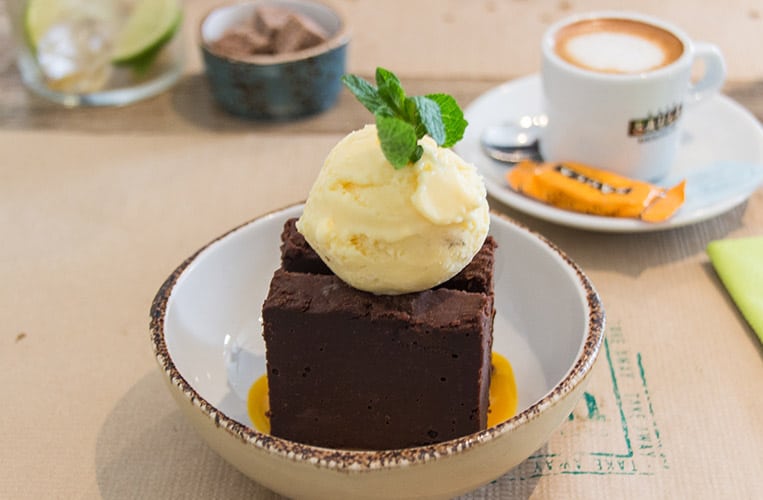 Schokoladenkuchen mit Orangen-Chili-Eis