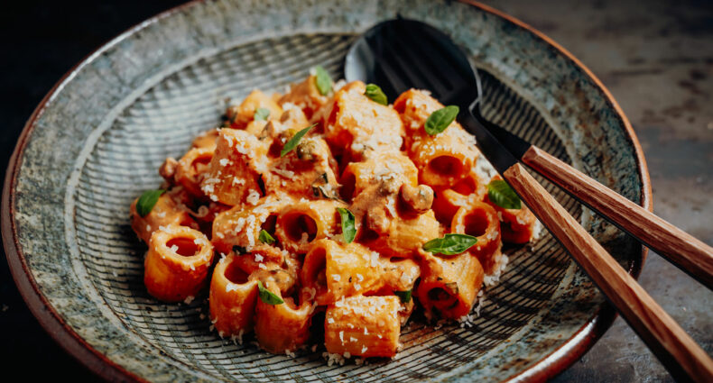 Rigatoni mit Tomaten-Mascarpone-Sugo & Erbsen