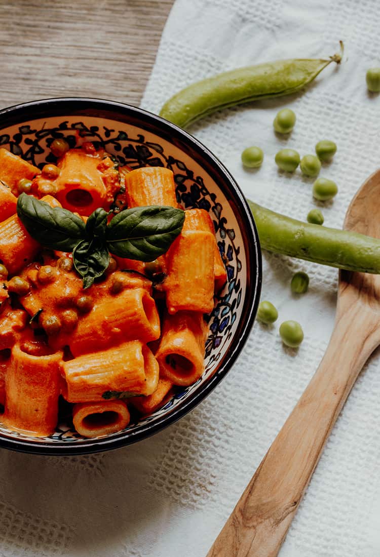 Rigatoni mit Tomaten-Mascarpone-Sugo &amp; Erbsen | Reisehappen