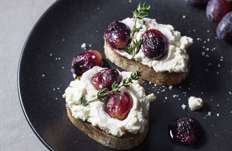 Bruschetta mit Ricotta und Weintrauben