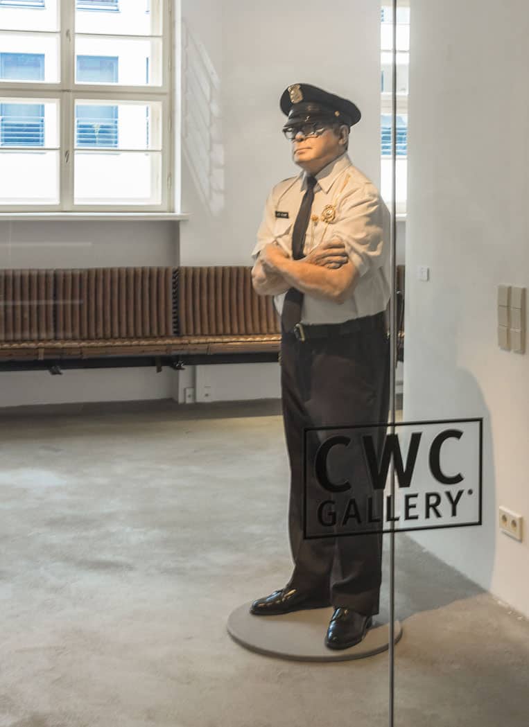 Skulptur »Security Guard« von Marc Sijan im Eingangsbereich der CWC Gallery