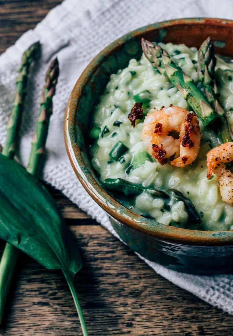 Italienisches Risotto mit Bärlauch, grünem Spargel, Ziegenkäse und Scampi