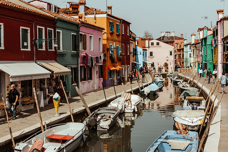 Die bunten Häuser von Burano in der Lagune von Venedig