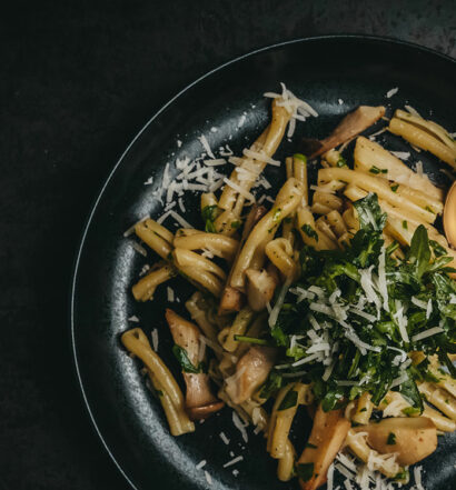 Selbst gemachte Strozzapreti mit Rucola und Kräuterseitlingen