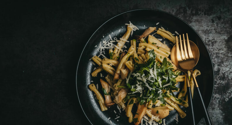 Selbst gemachte Strozzapreti mit Rucola und Kräuterseitlingen