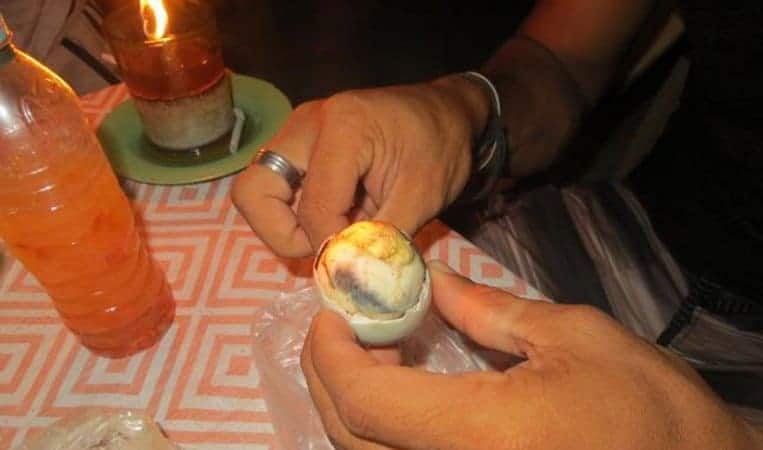 Balut, ein angebrütetes Entenembryo