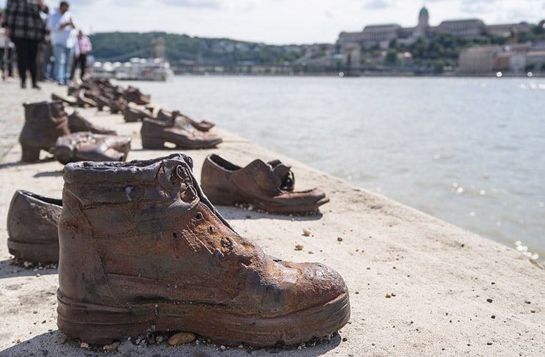 Schuhe am Donauufer in Budapest, Ungarn