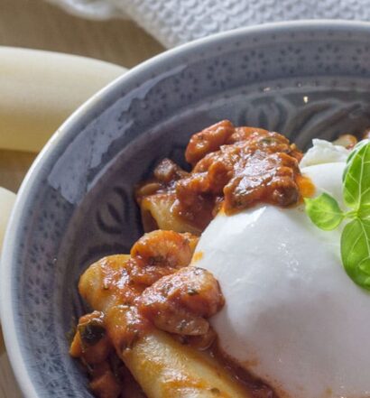 Italienisches Rezept für Paccheri mit Meeresfrüchte-Sugo und Burrata