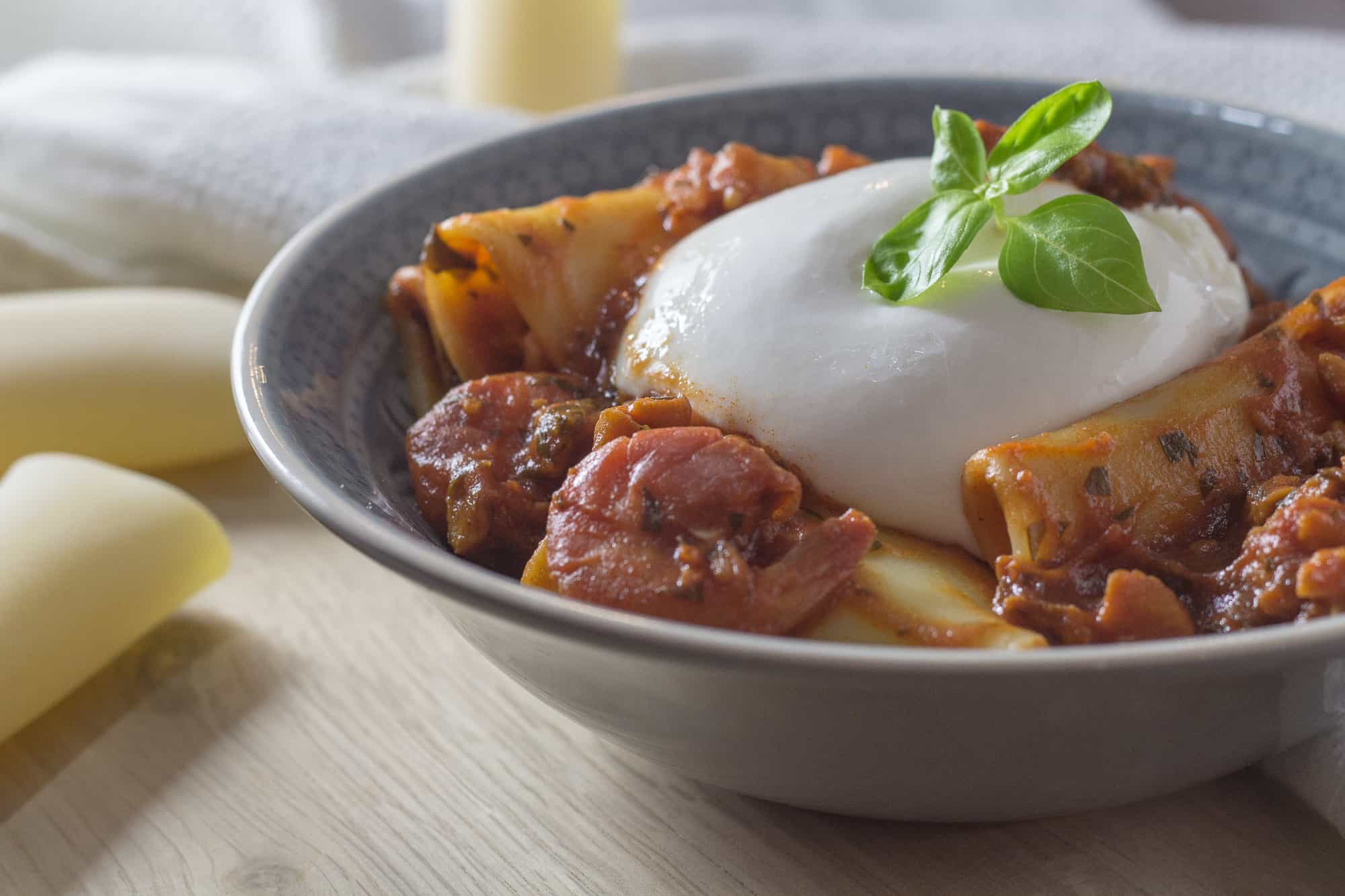 Italienisches Rezept für Paccheri mit Meeresfrüchte-Sugo und Burrata