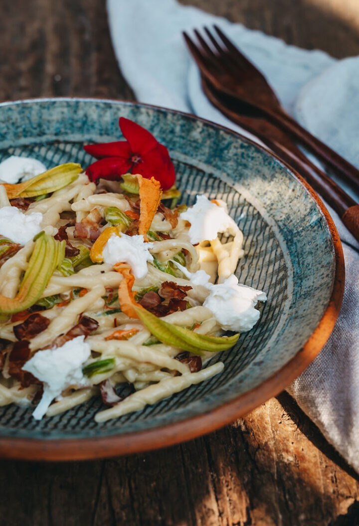Trofie mit Safran, Zucchiniblüten und Büffelmozzarella