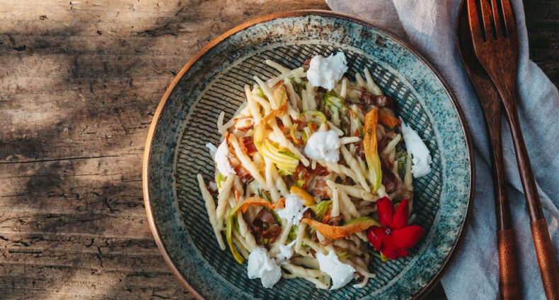 Trofie mit Safran, Zucchiniblüten und Büffelmozzarella