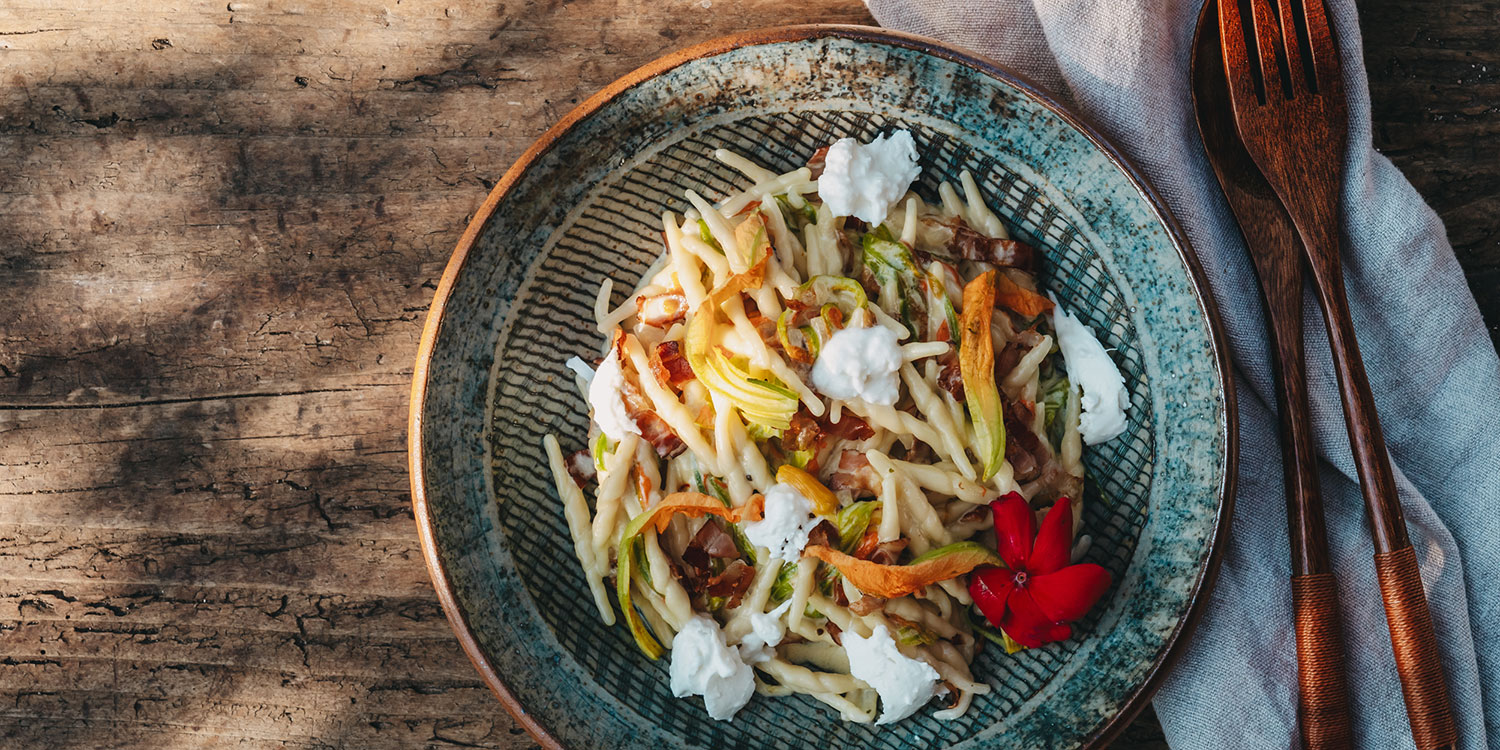 Trofie mit Safran, Zucchiniblüten und Büffelmozzarella