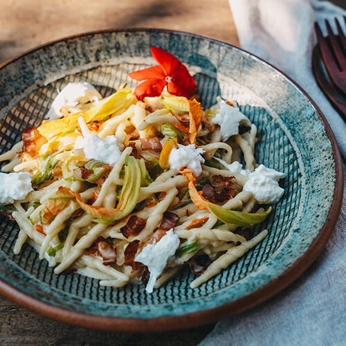 Trofie mit Safran, Zucchiniblüten und Büffelmozzarella