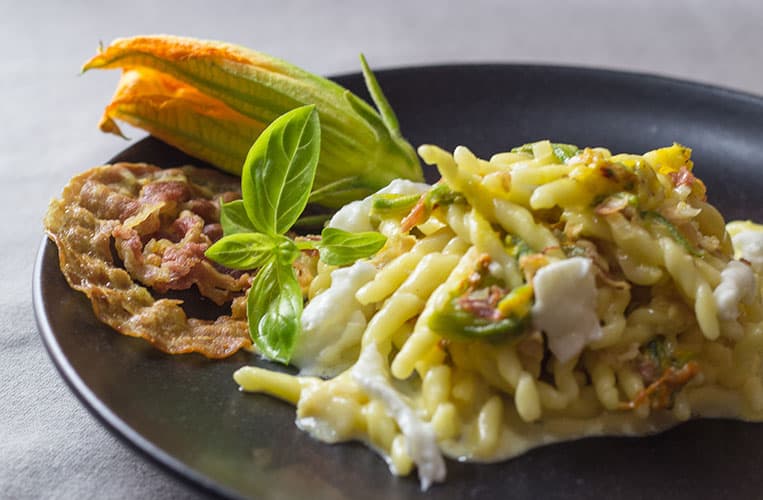 Rezept für Trofie mit Safran, Zucchiniblüten und Büffelmozzarella