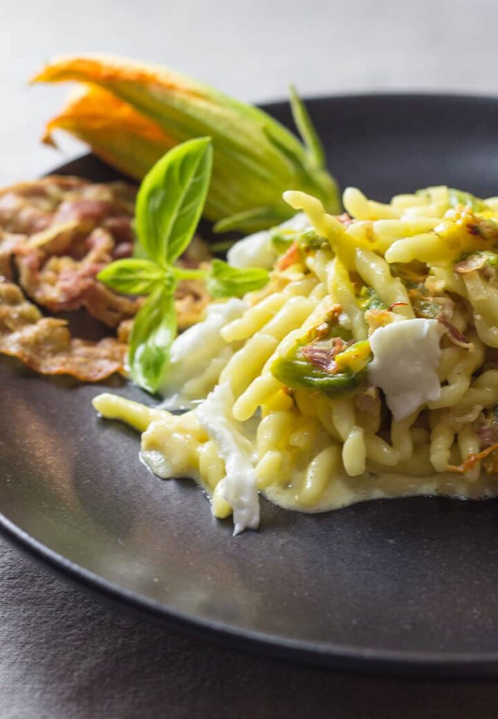 Trofie mit Safran, Zucchiniblüten und Büffelmozzarella | Reisehappen