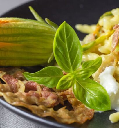 Rezept für Trofie mit Safran, Zucchiniblüten und Büffelmozzarella