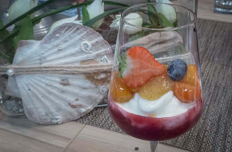 Creme mit roter Grütze, karamellisierten Kumquats mit weißem Pfeffer und Feigensenf