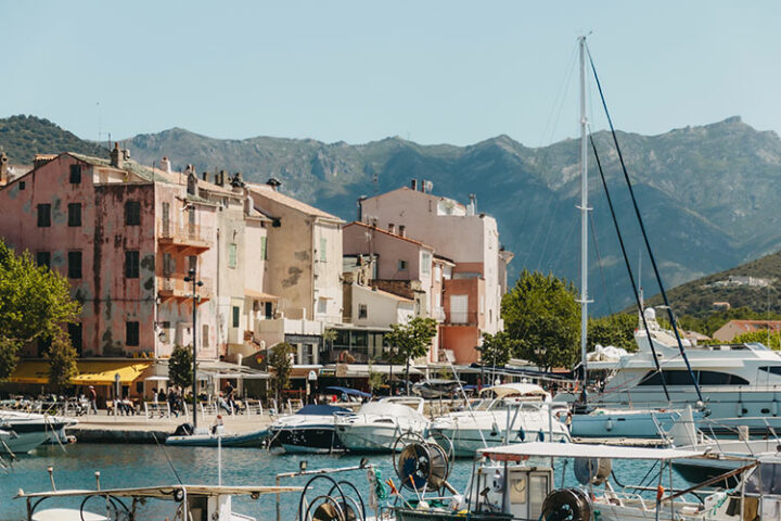 Das malerische Hafenörtchen Saint-Florent, Korsika