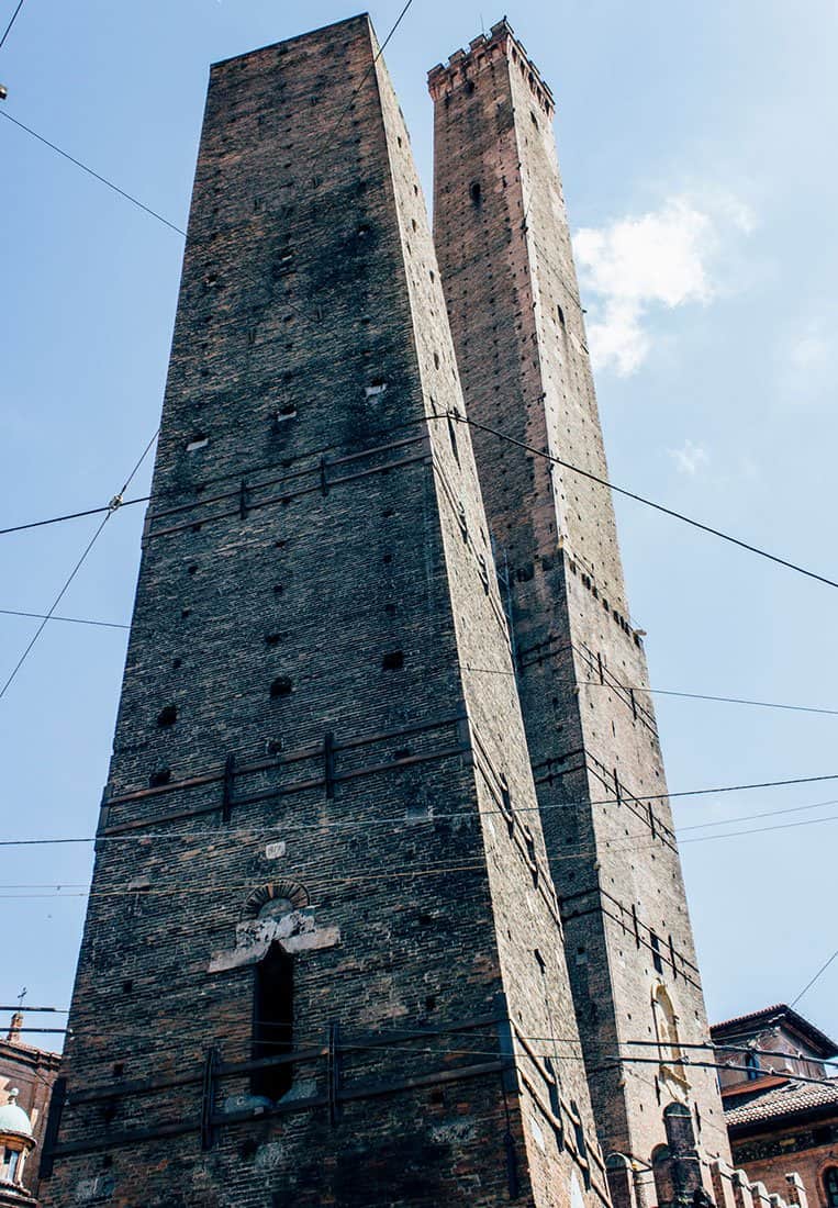 Die Zwillingstürme Torre Garisenda und Torre degli Asinelli