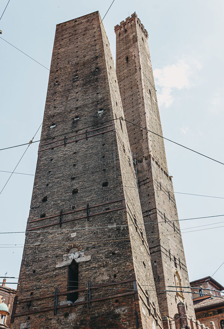 Die Zwillingstürme Torre Garisenda und Torre degli Asinelli in Bologna