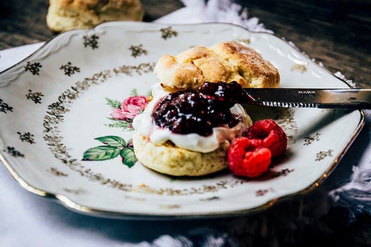 Britische Scones mit Clotted Cream und Marmelade | Reisehappen