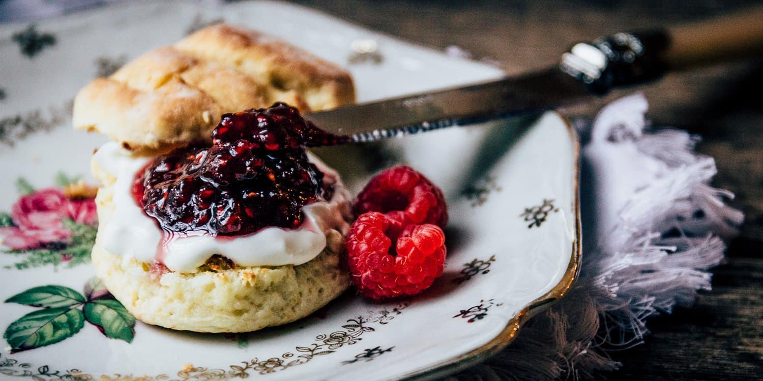 Britische Scones mit Clotted Cream und Marmelade | Reisehappen