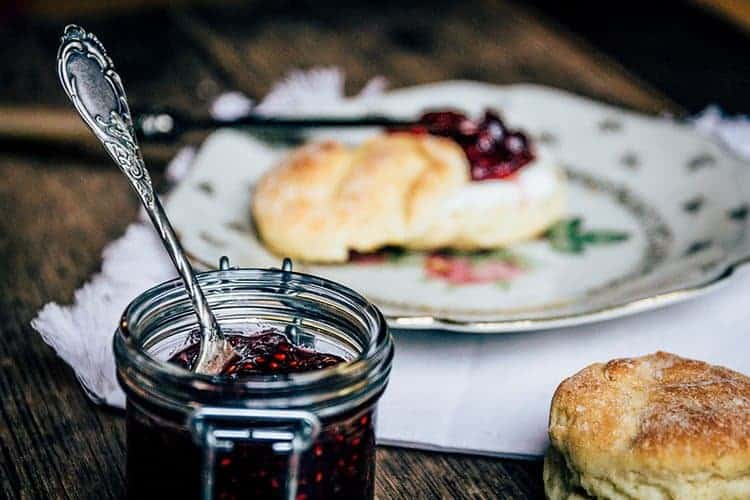 Very British – Rezept für feine Scones mit Clotted Cream und Marmelade