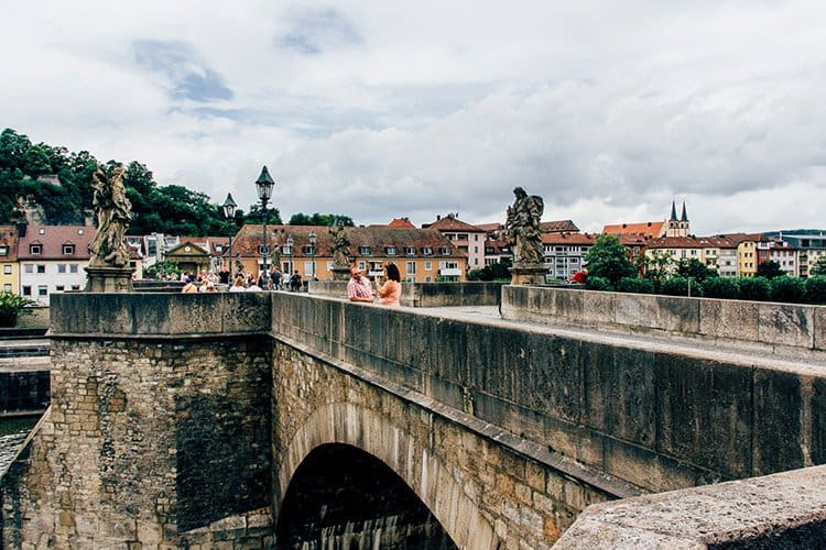 Einen Schoppen trinken auf der Alten Mainbrücke